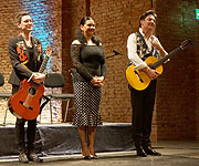 Alexander Kilian und Jan Pascal  mit der aus Sevilla stammenden Flamencotänzerin Azucena Rubio (©Fotos: Martin Schmitz)